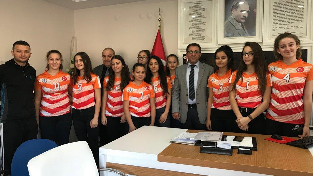 Çeltikçi Ortaokulu Kız Voleybol Takımı İlçe Milli Eğitim Müdürümüz Sayın Şerafettin YAPICI´ yı Ziyaret Etti