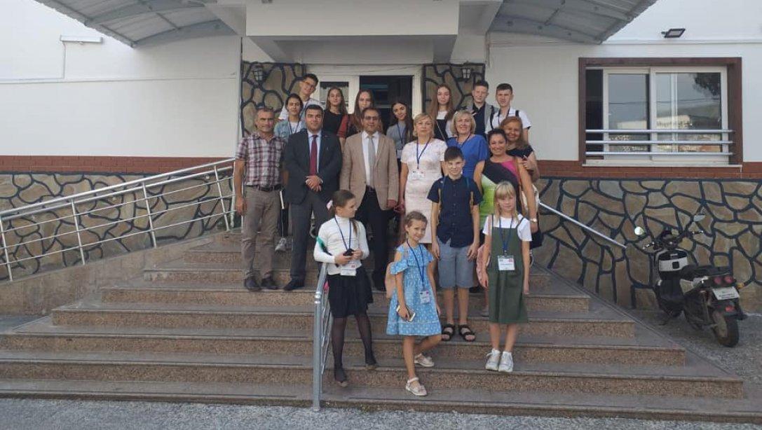 Ukrayna' dan Gelen Öğrenciler İlçe Milli Eğitim Müdürümüz Sayın Şerafettin YAPICI' yı Ziyaret Ettiler