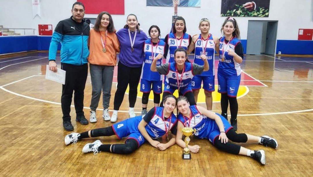 Aydın'da düzenlenen Genç Kız Basketbol turnuvasında Söke Sınav Koleji Kız Basketbol Takımı İl 1.si olmuştur.