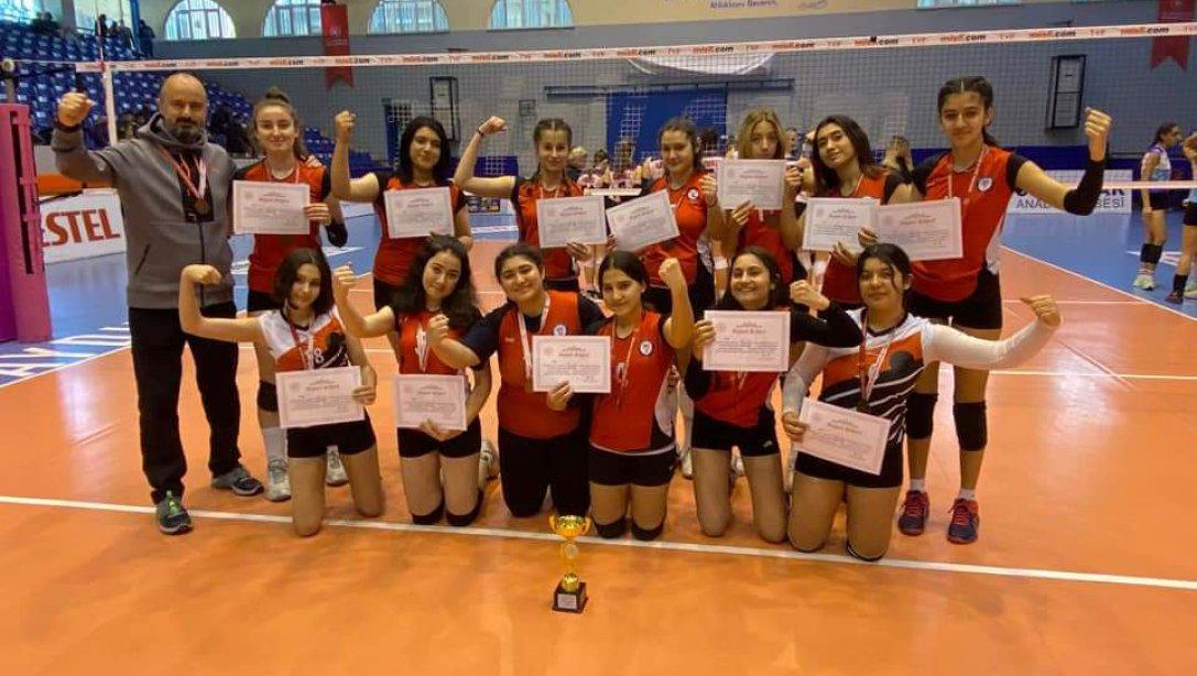 Söke Anadolu Lisesi Genç Kız Voleybol Takımı Aydın İlinde yapılan okullar arası turnuvada İl 3.sü olmuştur.