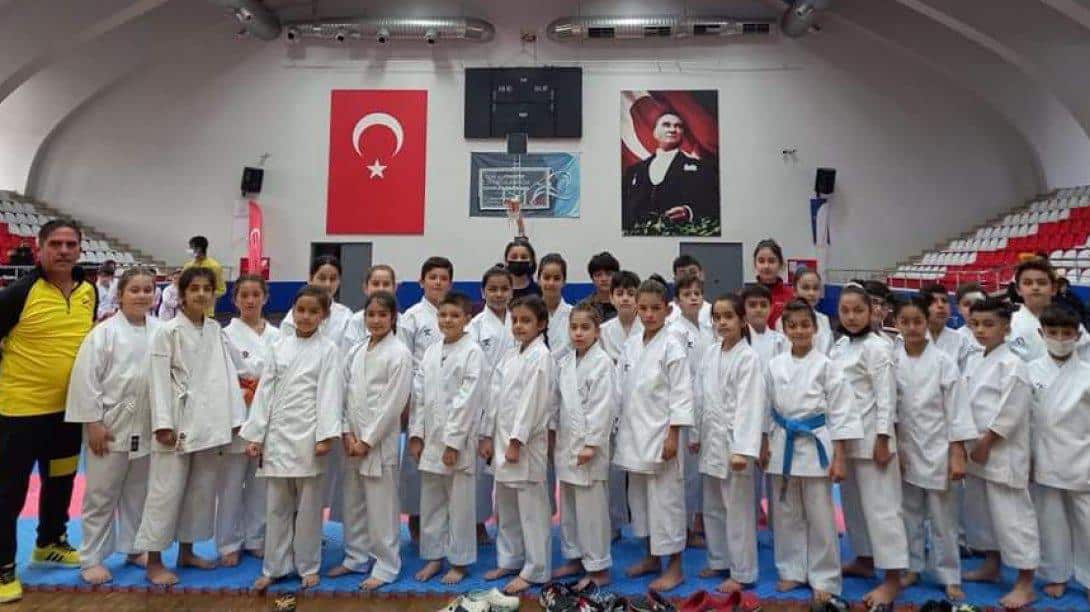 Sazlıköy Hilmi Fırat Ortaokulu 8. sınıf öğrencimiz Sinem SÖNMEZ, Aydın'da yapılan Karate Müsabakalarında Yıldız Kızlar Kategorisinde Kumitede İl 1.si, Katada ise İl 2. si oldu 