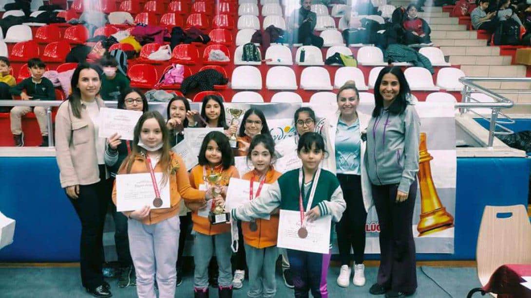 Söke Doğa Koleji öğrencilerimiz Aydın'da yapılan okullar arası Satranç Turnuvası'nda 3 Kupa ve 18 Madalya kazanmıştır