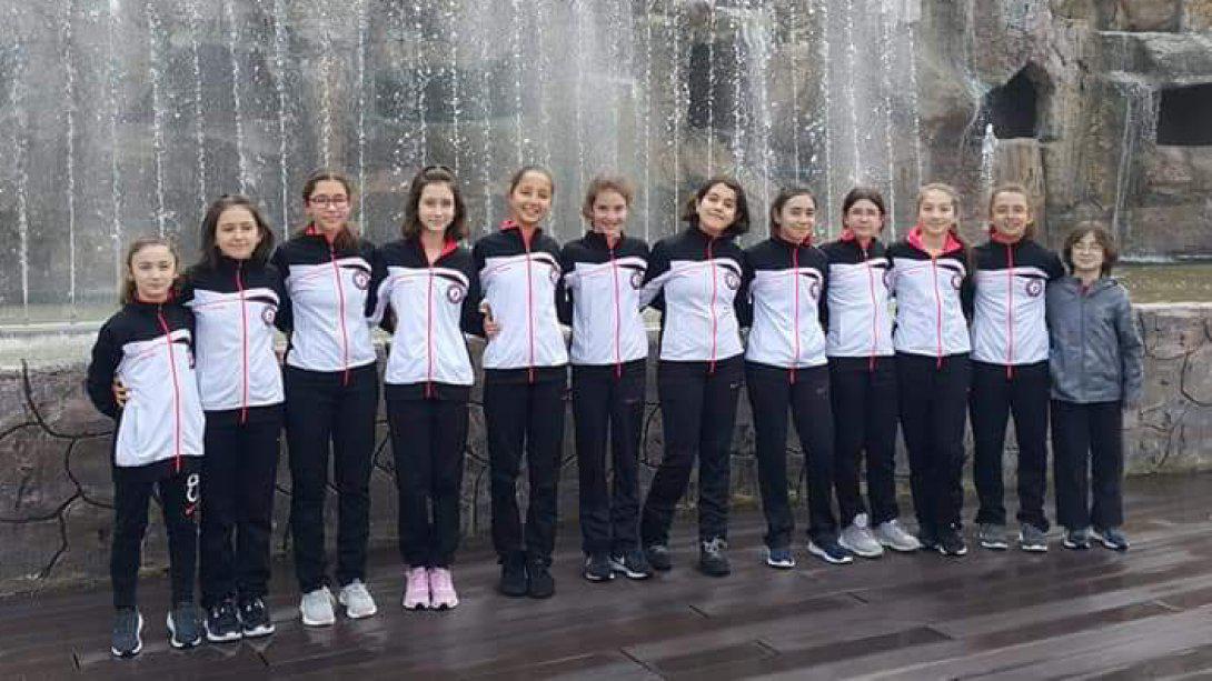Denizli'de düzenlenen okul sporları bölge finallerinde Behiye Hanım Ortaokulu Küçük Kızlar Voleybol Takımı BÖLGE 2.si olmuştur