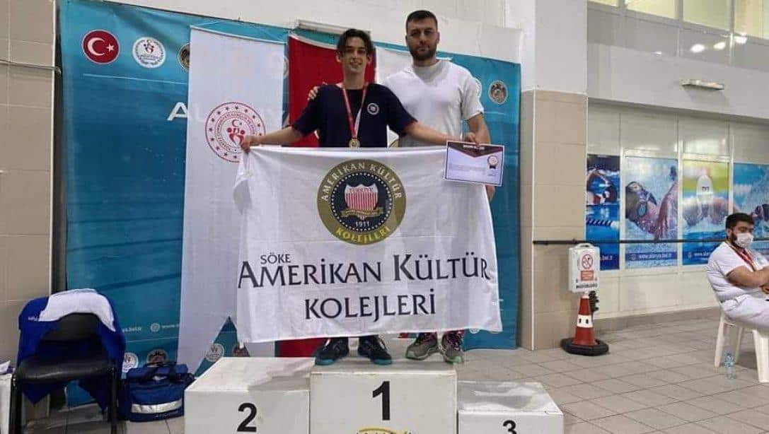 Antalya'da düzenlenen yüzme yıldızlar bölge yarışlarında Amerikan Kültür Koleji öğrenciSİ Aleyna AYGÜN 200 m. kurbağalamada, Mehmet Bulut ERTUFAN ise 200m. sırtüstünde 1. olmuştur.