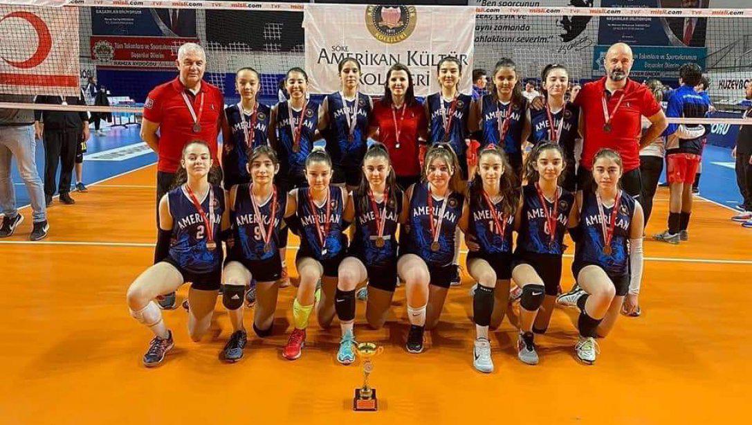 Söke Özel Amerikan Kültür Koleji Yıldız Kızlar Voleybol Takımı Aksaray'da yapılan final maçları sonucunda Türkiye 3.sü olmuştur. 