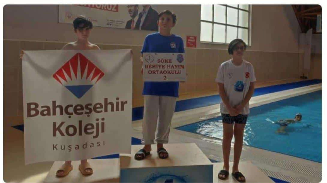 Behiye Hanım Ortaokulu öğrencimiz Yaman ÇAKIRLAR Nazilli'de yapılan Yüzme Şampiyonasında Küçük Erkekler 100 m. Sırtüstü kategorisinde İl 1.si olmuştur