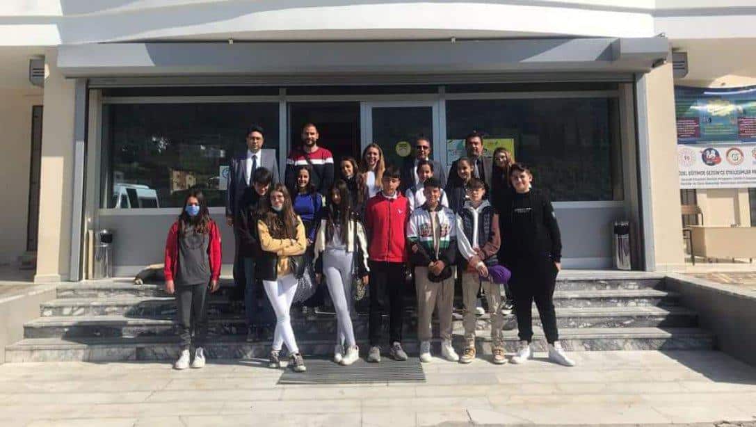 İlçemiz Sınav Koleji Okulları'nın da ortağı olduğu ERASMUS PROJESİ kapsamında İspanya'dan ilçemize gelen öğretmen ve öğrenciler İlçe Milli Eğitim Müdürümüz Sayın Şerafettin YAPICI'yı ziyaret ettiler
