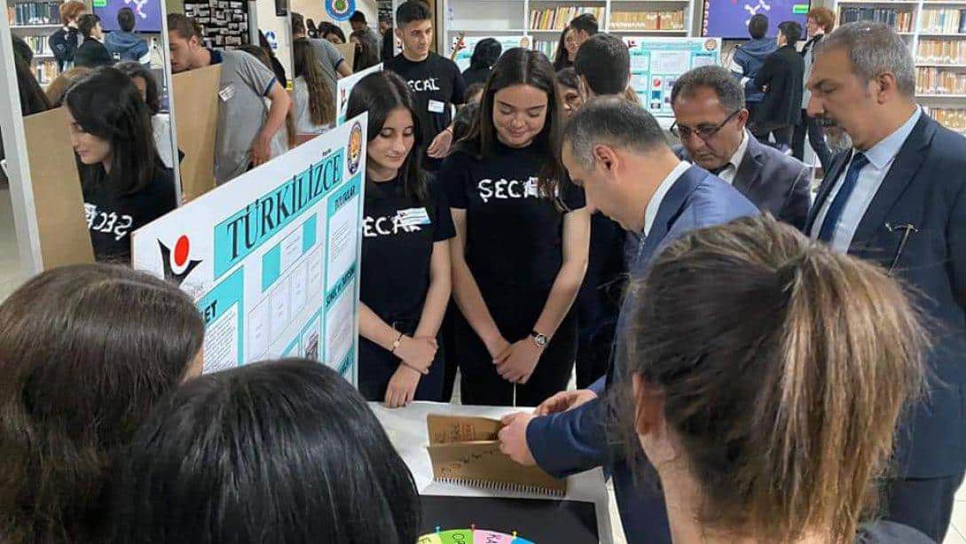 İlçemiz Şehit Emre Acar Cumhuriyet Anadolu Lisesi öğrencileri tarafından hazırlanan TÜBİTAK 4006 Bilim Fuarı Sergi açılışı Yapılmıştır