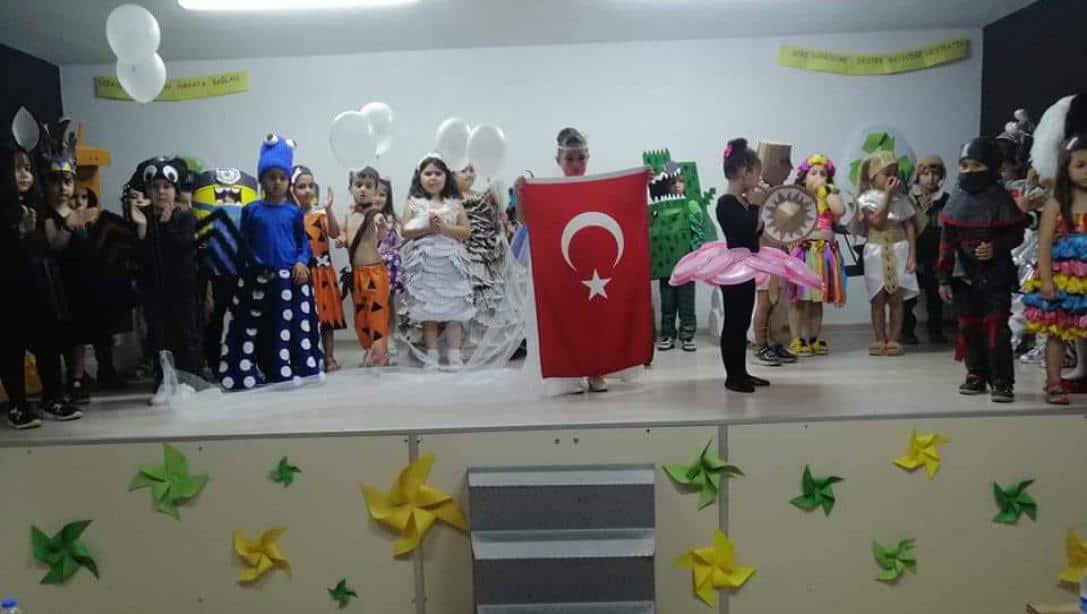 100. Yıl Atatürk İlkokulu anasınıfı öğrencileri, öğretmenleri ve velileri tarafından hazırlanan 