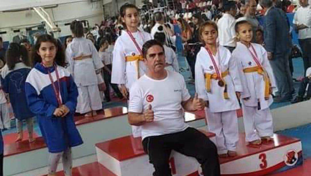 19 Mayıs Atatürk'ü Anma, Gençlik ve Spor Bayramı nedeniyle düzenlenen Karate Şampiyonasında Sazlıköy Hilmi Fırat İlkokulu öğrencilerimiz Baran EKE ve Elif KÖNÜ Kata dalında İl 3.sü olmuştur