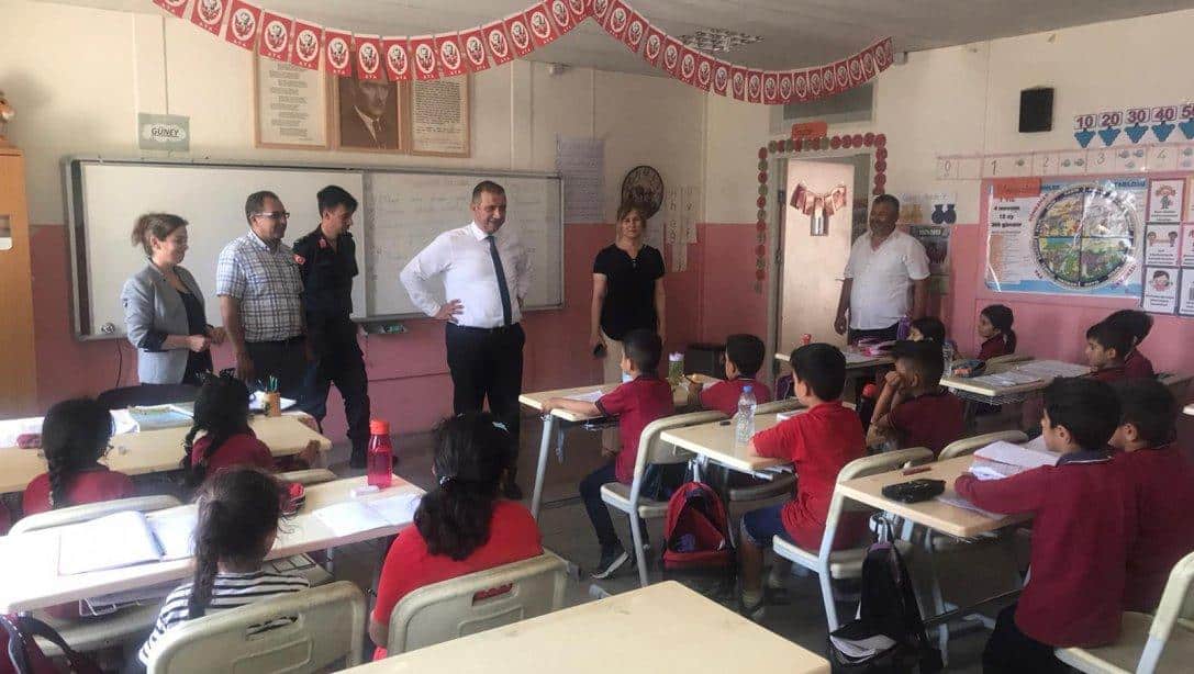 İlçe Kaymakamımız Sayın Ümit Hüseyin GÜNEY, İlçe Milli Eğitim Müdürümüz Sayın Şerafettin YAPICI ile birlikte Sazlıköy Hilmi Fırat İlkokulu'nu ziyaret etti