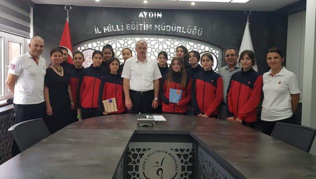 İl Milli Eğitim Müdürümüz Sayın Seyfullah OKUMUŞ 22-27 Mart 2022 tarihlerinde Aksaray'da yapılan okullar arası voleybol final maçlarında TÜRKİYE 3.sü olan Özel Söke Kültür Okulları Yıldız Kızlar Voleybol Takımını makamında kabul etti