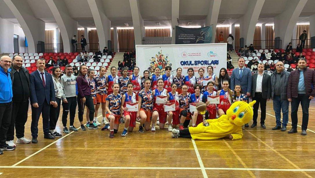 Söke Anadolu Lisesi Kız Basketbol Takımımız Aydın'da yapılan okullar arası basketbol turnuvası final maçında İncirliova Spor Lisesini yenerek İl şampiyonu olmuştur.
