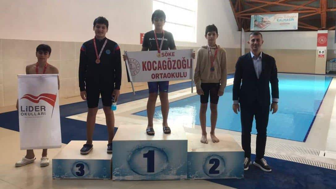 Aydın'da yapılan yüzme yarışmalarında Kocagözoğlu Ortaokulu öğrencimiz Umut ÖZDEMİR;  50 m. Sırtüstünde İl 1.si,  100 m. Sırtüstünde İl 1.si,  50 m. Serbestte İl 3.sü ve 100 m. Kelebekte İl 3.sü olmuştur