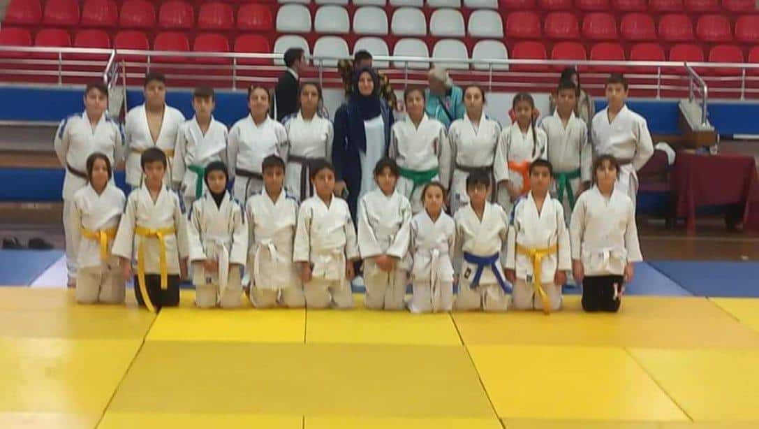 Aydın'da yapılan ferdi Judo müsabakalarında haberimizin devamında isimleri yazılı öğrencilerimiz dereceye girerek ilçemize büyük gurur yaşattılar.