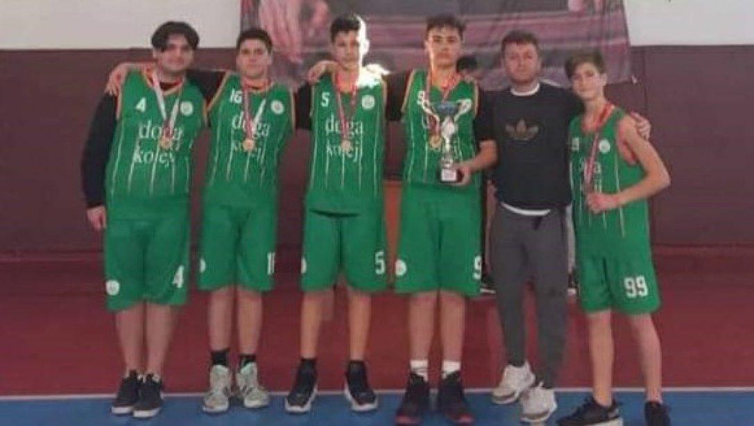 Özel Söke Doğa Ortaokulu Basketbol Takımı Aydın'da yapılan okullar arası 3x3 basketbol turnuvasında İl 1.si olmuştur