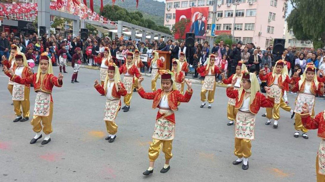 TBMM'nin açılışının 103. Yıl dönümü ve 23 Nisan Ulusal Egemenlik ve Çocuk Bayramı nedeniyle Atatürk Anıtı'na Çelenk Sunma Töreni yapıldı ardından da İlçe Kutlama Programı gerçekleştirildi