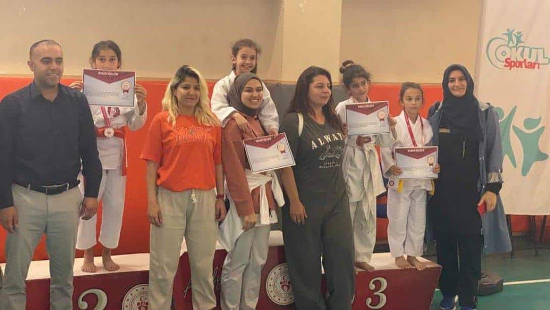 27 Nisan 2023 tarihinde Antalya' da yapılan okullar maçı grup şampiyonasında Söke Judo Takımı bünyesinde 100. Yıl Atatürk Ortaokulu öğrencimiz İpek GEZER Bölge 3.sü olmuştur.