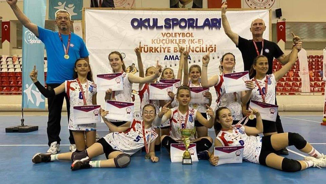 İlçemiz Behiye Hanım Ortaokulu Küçük Kızlar Voleybol Takımı Amasya'da düzenlenen okullar arası voleybol turnuvasında TÜRKİYE ŞAMPİYONU olarak İlçemize büyük gurur yaşattı