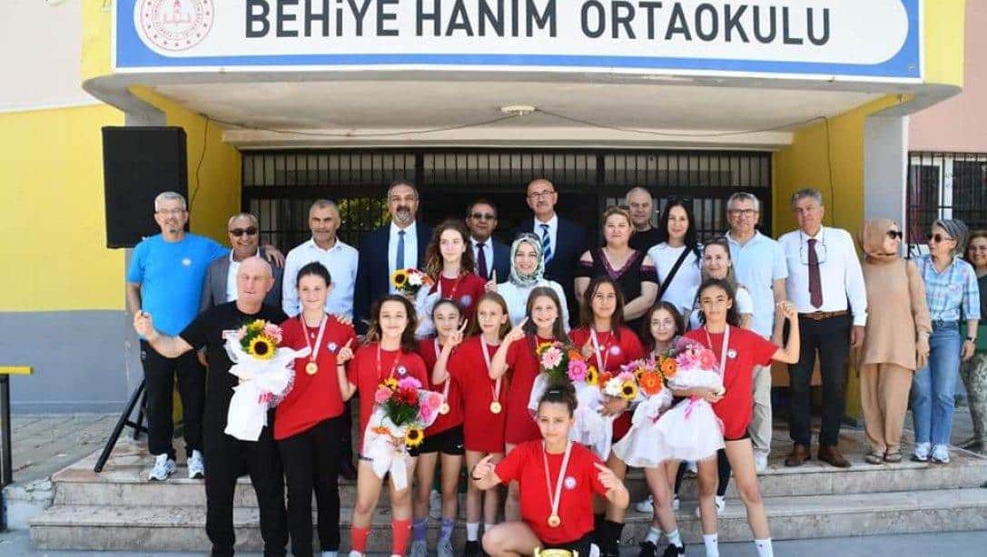 Amasya'da yapılan Okullar Arası Voleybol Turnuvası'nda TÜRKİYE ŞAMPİYONU olarak İlçemize büyük gurur yaşatan Behiye Hanım Ortaokulu Küçük Kızlar Voleybol Takımı coşku ile karşılandı
