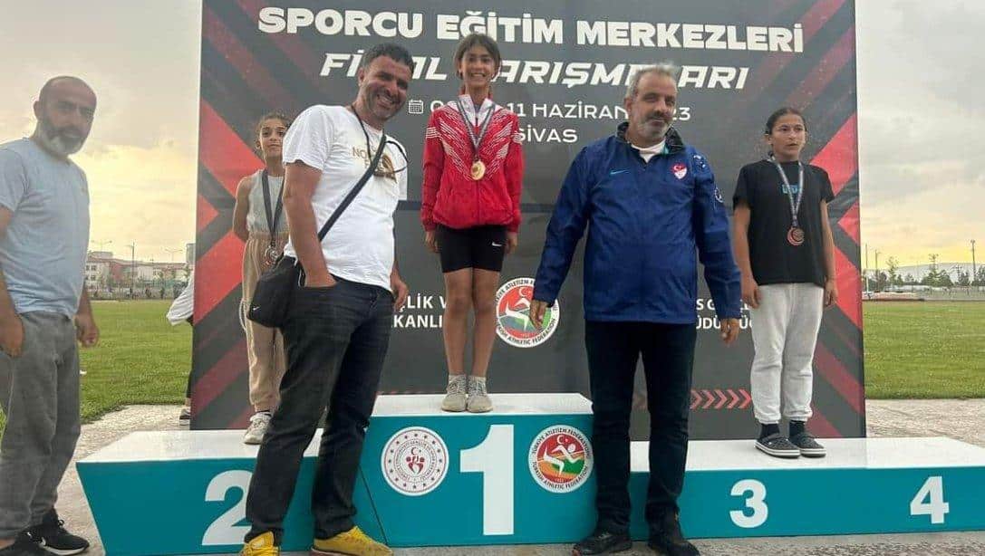 Sivas'ta yapılan Sporcu Eğitim Merkezi Final Yarışmalarında İlimizi temsil eden Ali Rıza Efendi Ortaokulu 5. Sınıf öğrencimiz Hilal İNCE 2013 Doğumlu Küçük Kızlar Kategorisinde yarışarak; 60 m. TÜRKİYE 1.si ve Uzun Atlama TÜRKİYE 1.si olmuştur