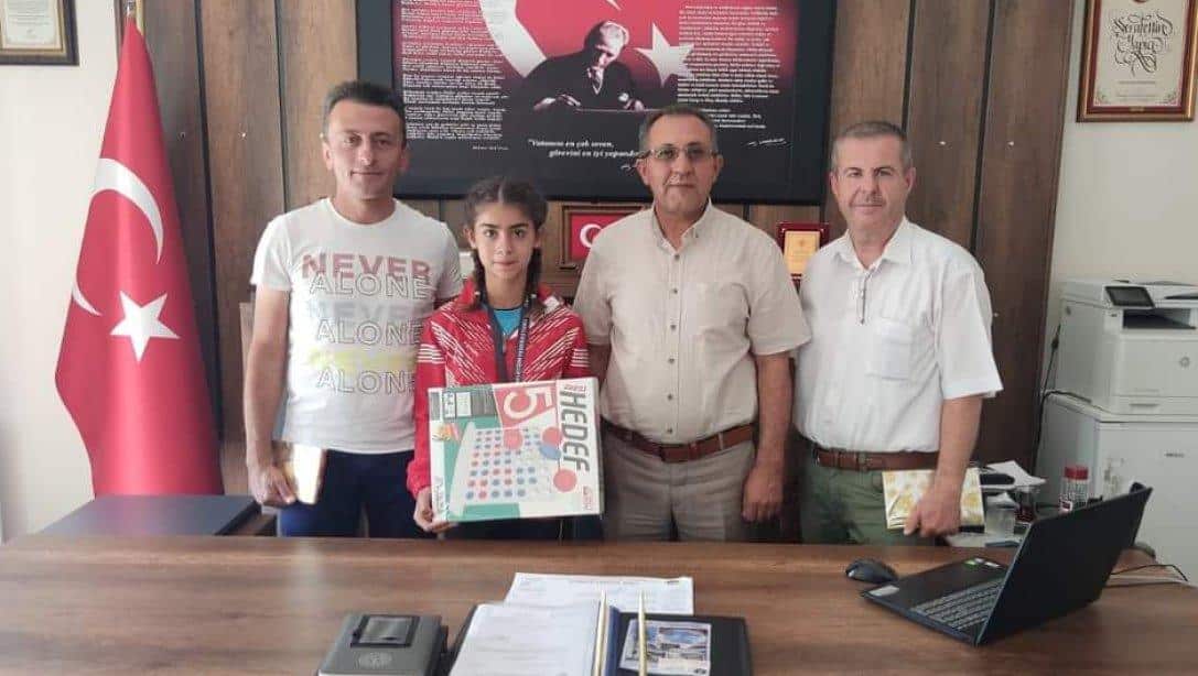 Sivas'ta yapılan Atletizm Yarışmalarında 60 m. koşu ve uzun atlamada TÜRKİYE 1.si olan Ali Rıza Efendi Ortaokulu 5. Sınıf öğrencimiz Hilal İNCE, öğretmenleri ve okul yönetimi İlçe Milli Eğitim Müdürümüz Sayın Şerafettin YAPICI'yı makamında ziyaret ettiler
