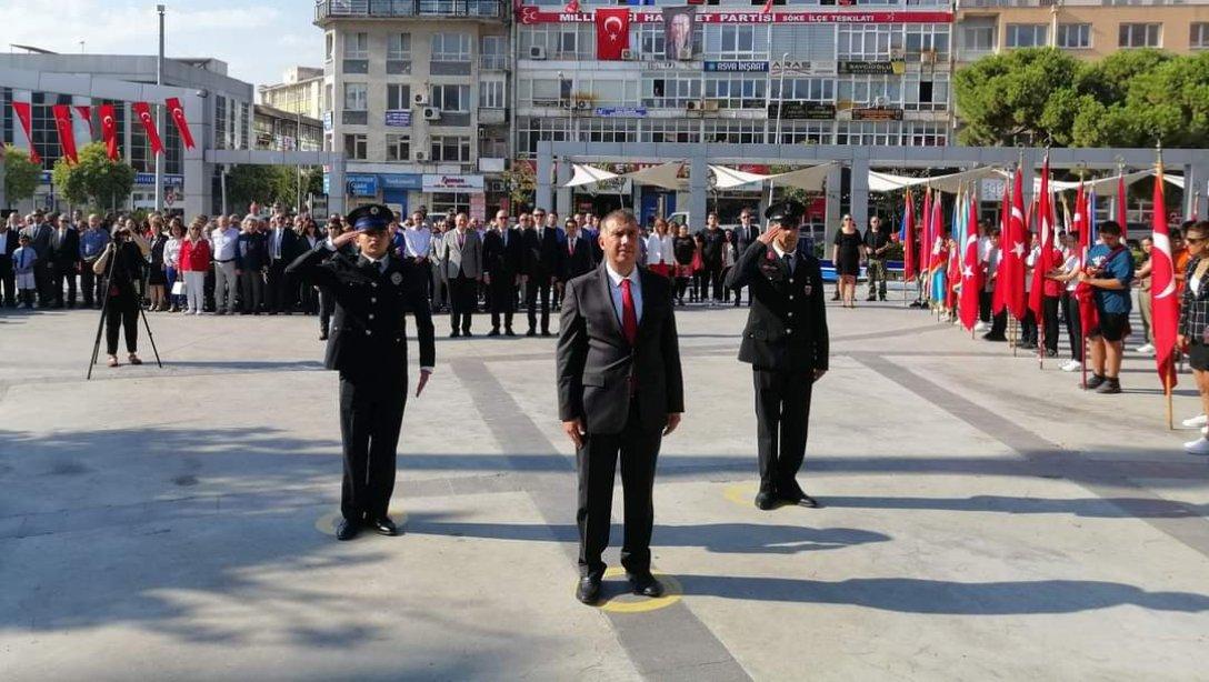 Söke'nin düşman işgalinden kurtuluşunun 101. yıl dönümü nedeniyle Atatürk Anıtı'na Çelenk Sunma Töreni yapıldı. Ardından yapılan kutlama töreninde şiirler okundu. Halk oyunları gösterisi yapıldı. 