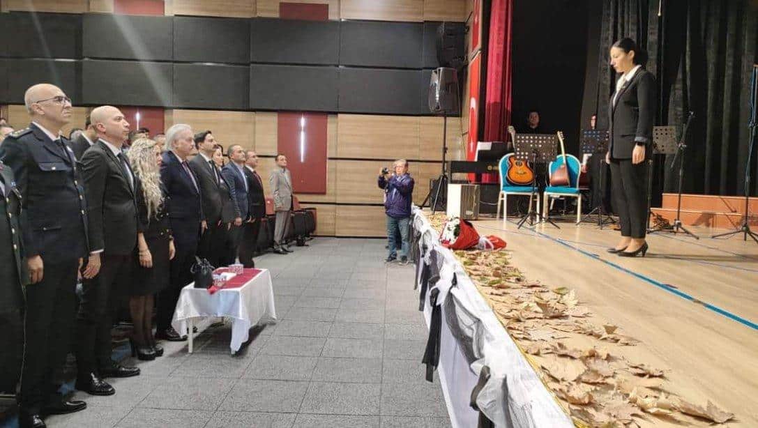 Büyük Önder Gazi Mustafa Kemal Atatürk'ün ölümünün 85. Yıl dönümü nedeniyle; Söke Yavuz Selim Anadolu Lisesi yönetici, öğretmen ve öğrencileri tarafından hazırlanan program sergilenmiştir.