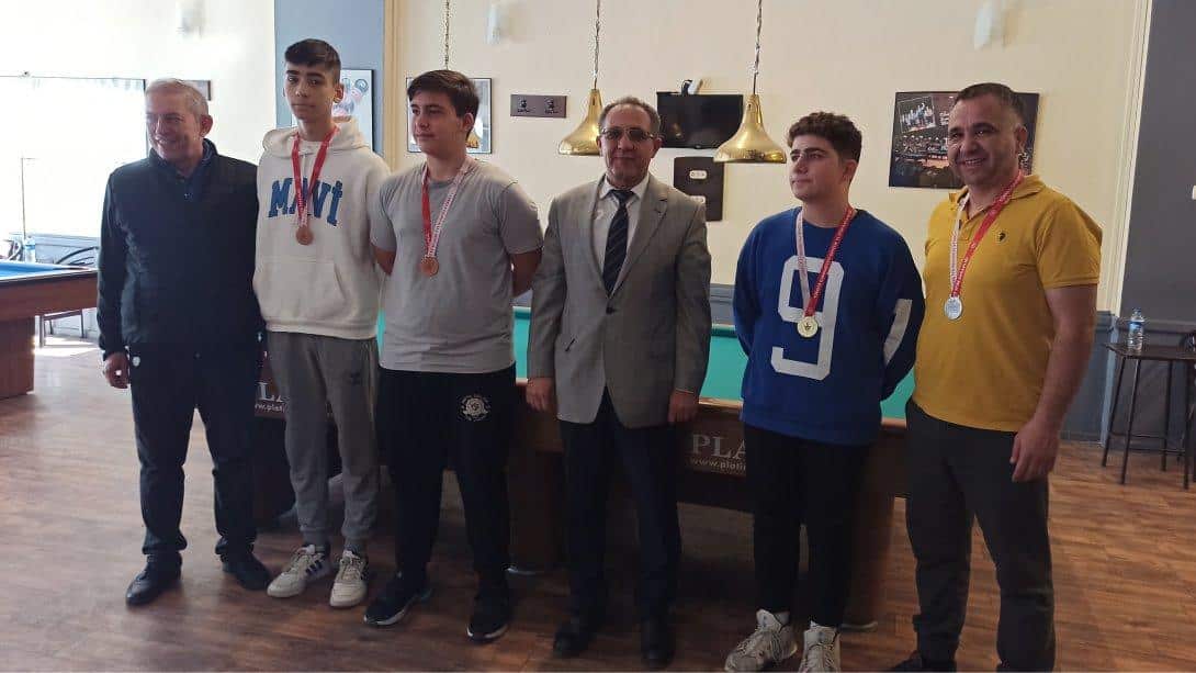 10 Kasım Atatürk'ü Anma Haftası etkinlikleri kapsamında Megapol Bilardo Salonu'nda düzenlenen 8 Top Amerikan Bilardo Turnuvasında dereceye giren öğrencilerimize İlçe Milli Eğitim Müdürümüz Sayın Şerafettin YAPICI tarafından madalyaları takdim edildi