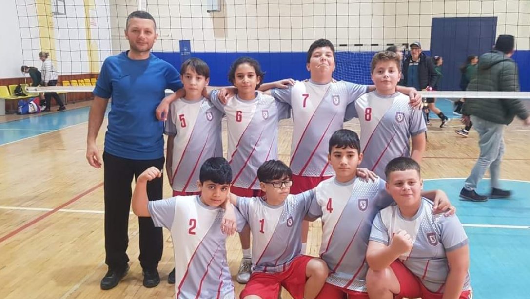 Aydın'da yapılan okullar arası voleybol turnuvasında Söktaş 75. Yıl Ortaokulu öğrencilerimiz 