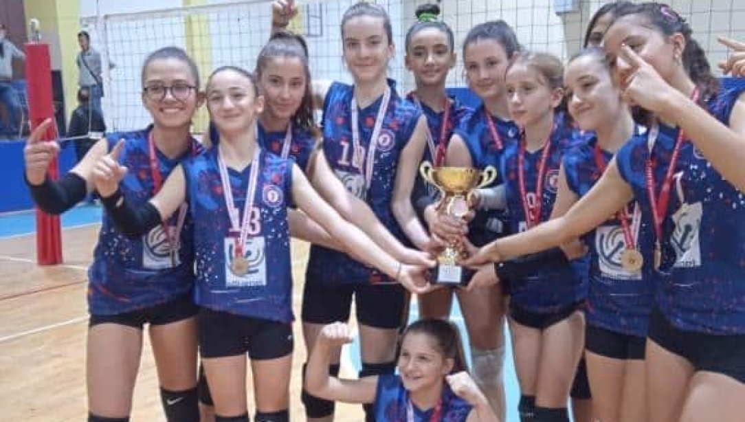 Aydın'da yapılan okullar arası voleybol turnuvasında İlçemiz Behiye Hanım Ortaokulu öğrencileri ''Yıldız Kızlar