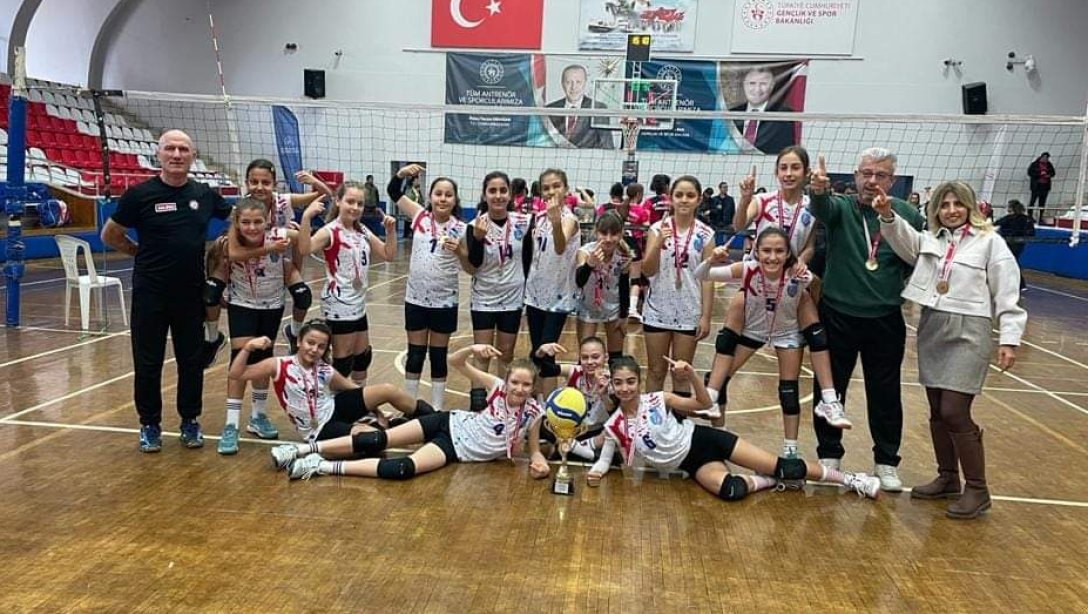 Aydın'da yapılan okullar arası voleybol turnuvasında İlçemiz Behiye Hanım Ortaokulu öğrencileri ''Küçük Kızlar