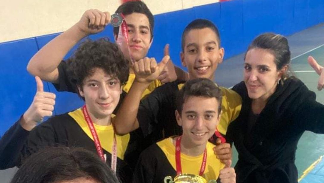 Aydın'da yapılan dart turnuvasında Felekşan Fırat Ortaokulu Yıldız Erkekler Takımı İl 2.si olmuştur. 