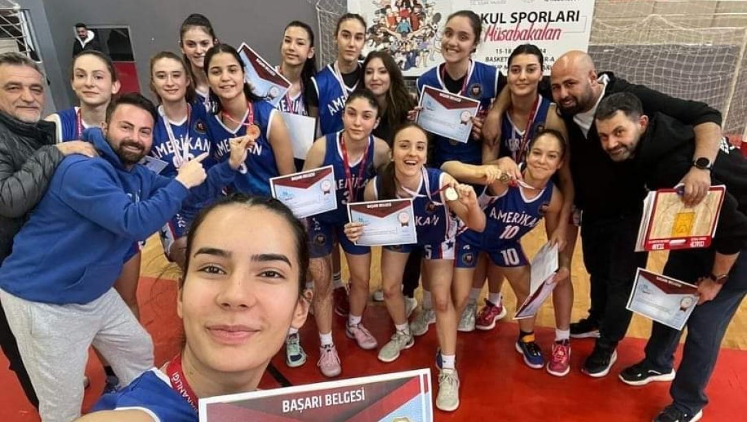 Özel Söke Amerikan Kültür Koleji A Genç Kız Basketbol Takımı bölge şampiyonu olarak Aydın'da yapılacak Türkiye yarı finallerinde ilimizi temsil etmeye hak kazanmıştır.