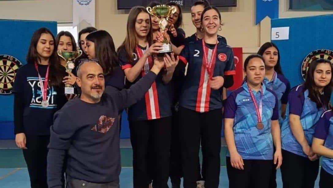 Aydın'da yapılan okullar arası DART turnuvasında İlçemiz Hilmi Fırat Anadolu Lisesi Genç Kızlar Takımı  İl 1.si olmuştur.