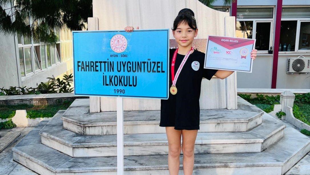 İlçemiz Fahrettin Uyguntüzel İlkokulu öğrencisi Asel Kumsal ÇETİN Aydın'da yapılan Okul Sporları Jimnastik dalında İl 1.si olmuştur