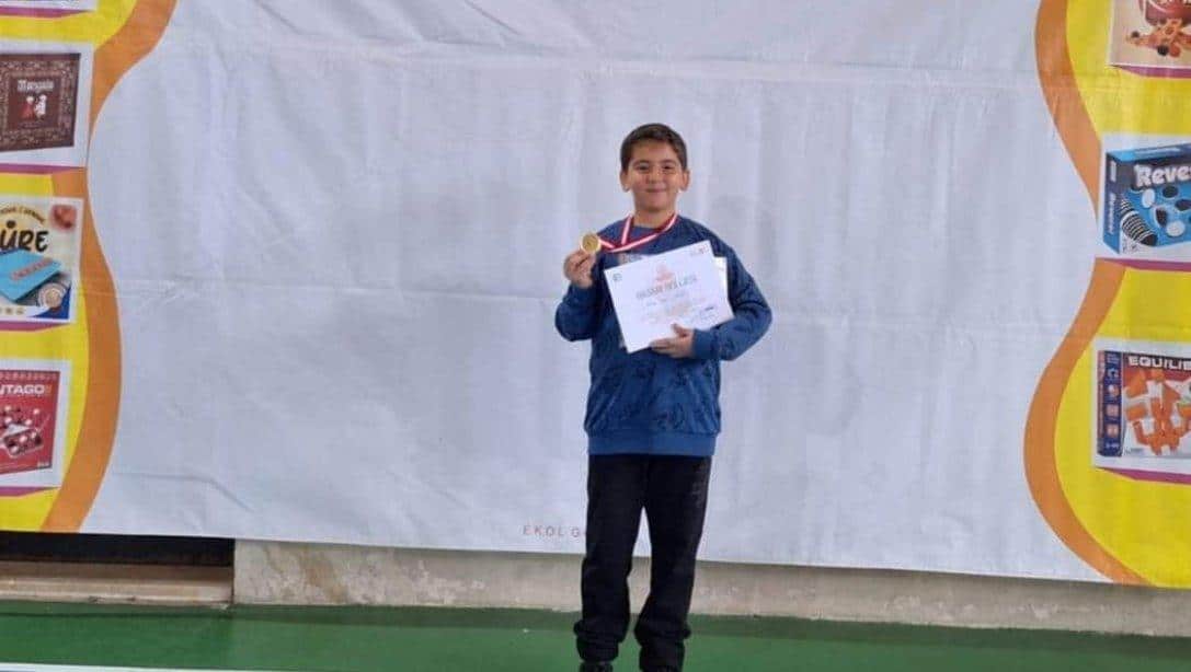 Aydın'da yapılan okullar arası akıl ve zeka oyunları turnuvasında Öğretmen Nebahat Alpan İlkokulu öğrencimiz Ayaz Ege ÇAKICI 