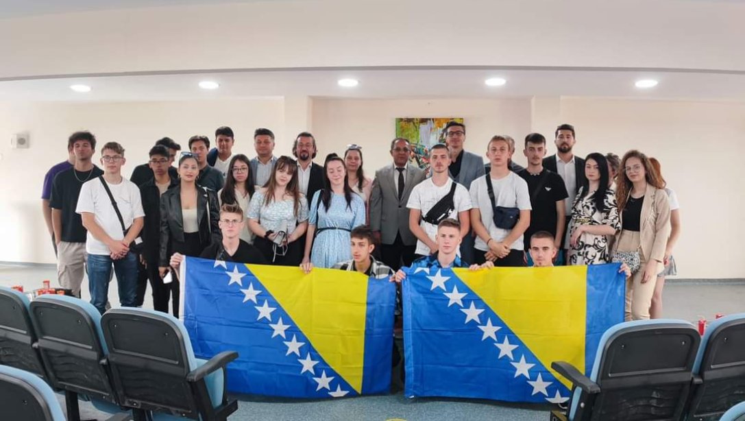 Özel Söke Doğa Anadolu  Lisesi tarafından yürütülen Öğrenci Değişim Projesi kapsamında; Bosna Hersek'in Zenica şehrinden  gelen öğretmen ve öğrenciler  İlçe Milli Eğitim Müdürümüz Sayın Şerafettin YAPICI'yı makamında ziyaret etmişlerdir.