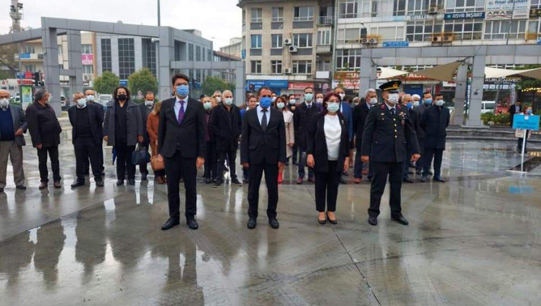 24 Kasım Öğretmenler Günü'nde İlçe Milli Eğitim Müdürümüz Sayın Şerafettin YAPICI tarafından Atatürk Anıtı'na çelenk sunulmuştur