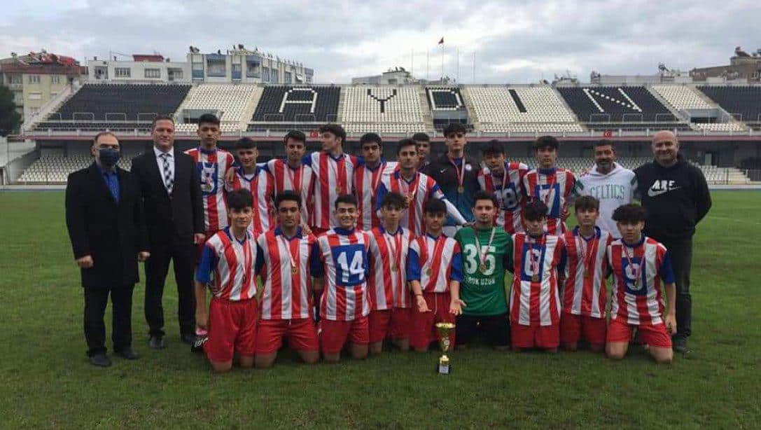 Söke Anadolu Lisesi Futbol Takımımız Aydın 1.si olmuş ve Bölge Finallerine katılmaya hak kazanmıştır