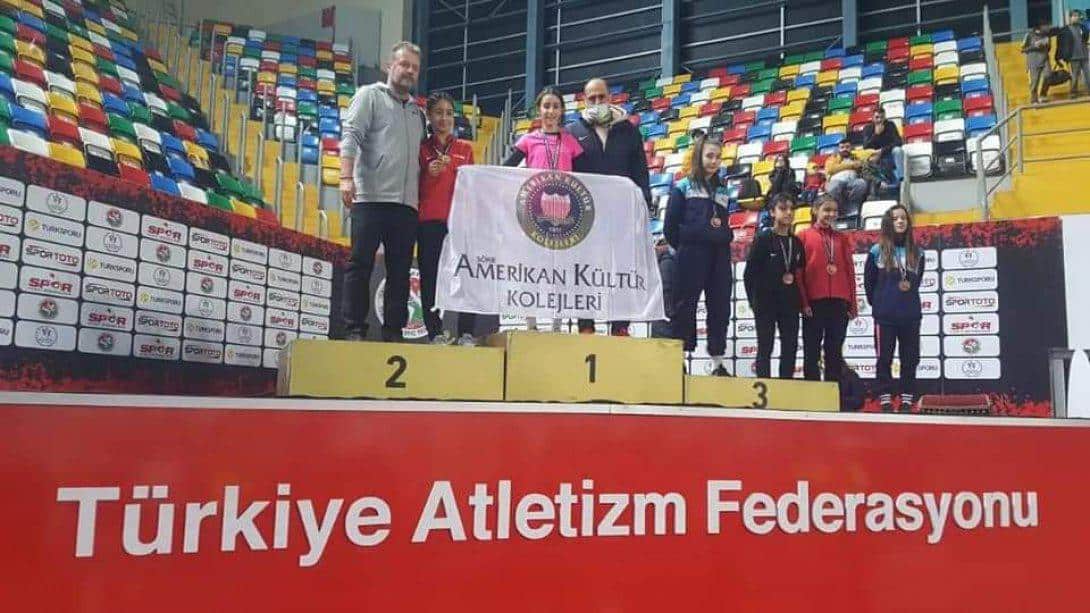 İlçemiz Özel Söke Amerikan Kültür Koleji Ortaokulu 7.Sınıf öğrencisi Öykü Ceylin TEKDAL U14 Atletizm Şampiyonası'nda 60 metre engelli koşuda Türkiye 1.si olmuştur