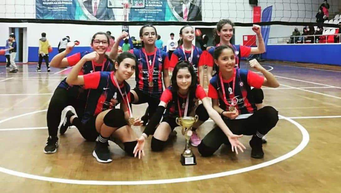 İlçemiz Behiye Hanım Ortaokulu Küçük Kızlar Voleybol Takımı Aydın'da yapılan okullar arası voleybol turnuvasında il 1.si oldu