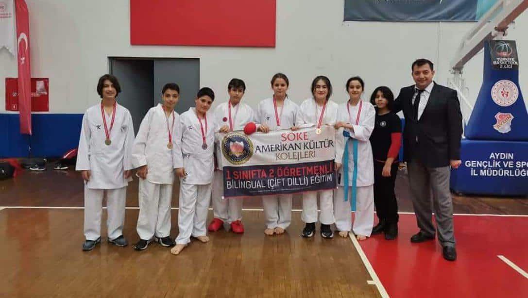 Özel Amerikan Kültür Okulları sporcuları Aydın'da yapılan okullar arası karate il seçmeleri küçükler ve yıldızlar kategorisinde 9 Madalya kazanmıştır