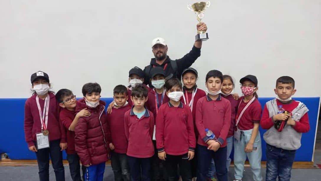 Aydın'da yapılan Mahalli Okul Sporları Satranç Turnuvası'nda Sazlıköy Hilmi Fırat İlkokulu öğrencileri madalya kazanmıştır