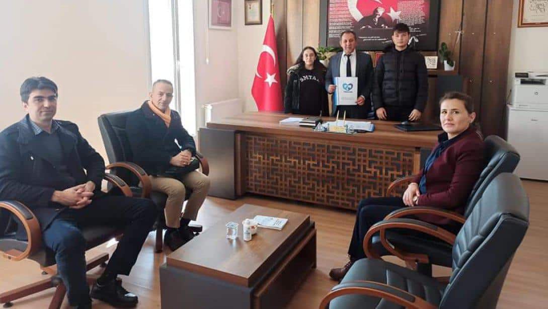 TÜBİTAK İzmir Bölge Yarışması'na katılmaya hak kazanan SÖKE MTAL Yönetici, Öğretmen ve Öğrencileri Müdürümüz Şerafettin YAPICI'yı makamında ziyaret ettiler.