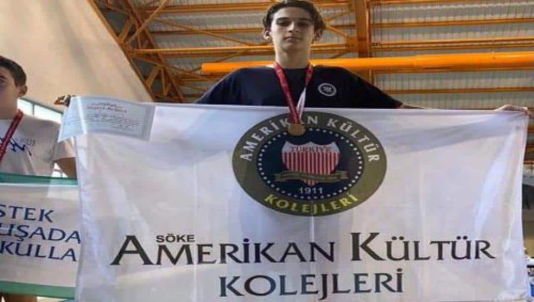 Nazilli'de düzenlenen Okullar Arası Yüzme Şampiyonasında Özel Söke Amerikan Kültür Koleji Ortaokulu öğrecileri madalya kazanmıştır