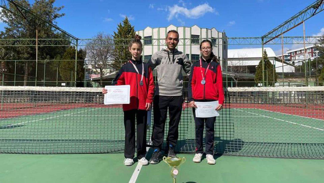 Aydın'da düzenlenen okul sporları küçük kızlar tenis müsabakalarında Özel Söke Amerikan Kültür Koleji'nden Leysan  Ada YILMAZ ve Ece Damla SALABAS il 2. si olmuştur