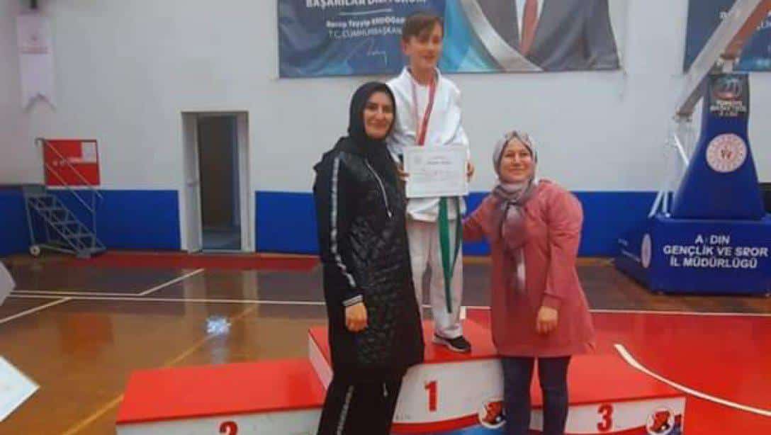 Aydın'da yapılan okullar arası KARATE Şampiyonasında Batı Söke Ortaokulu öğrencimiz Yiğit ERDEM küçükler kategorisinde İl 1.si olmuştur