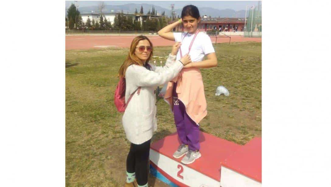 Behiye Hanım Ortaokulu öğrencimiz Rana TEKDEMİR 80 m. engelli koşuda İl 2.si olmuştur