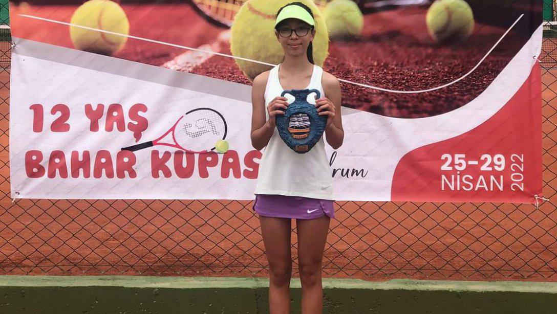 Türkiye Tenis Federasyonunun Bodrum'da düzenlemiş olduğu 12 yaş bahar kupasında Özel Amerikan Kültür Okulları öğrencisi Ece Damla SALABAŞ Türkiye 1.si olmuştur